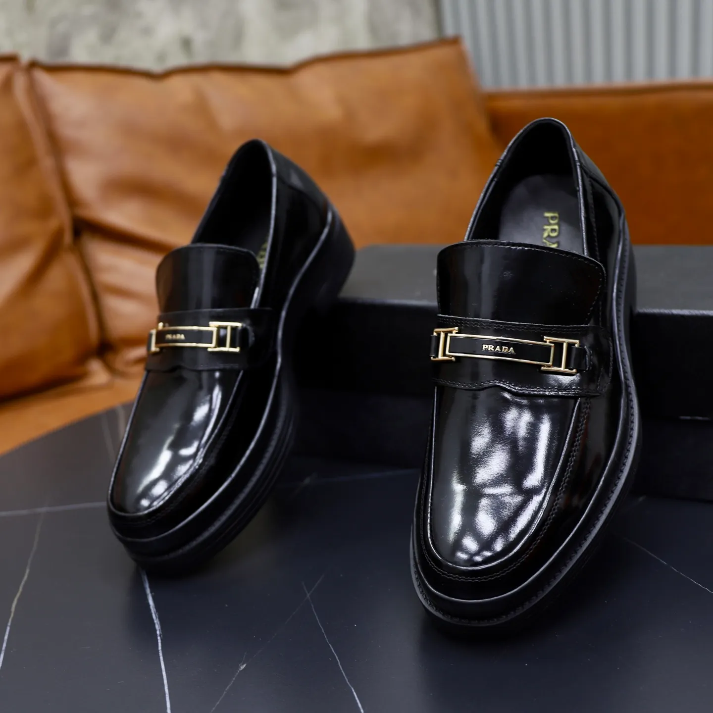 Ex-factory price: 500💰🙅‍♂️🙅‍♂️🙅‍♂️ Brand: PRADA Standard code: Men's code 38-44 (45 can be customized) Grade: Same style as the official website Original order quality Material: Original cowhide surface Comfortable lining Original outsole Style category: Men's fashionable casual leather shoes Distinguished big-name luxury elements Top luxury Color: Color of the actual picture